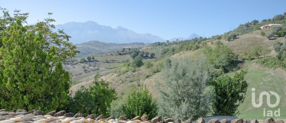 Rustico 9 locali di 280 m² in Castiglione Messer Raimondo (64034)