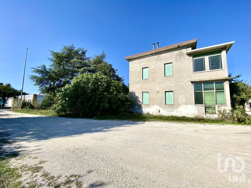Casa indipendente / Villa 8 locali di 350 m² in Montichiari (25018)