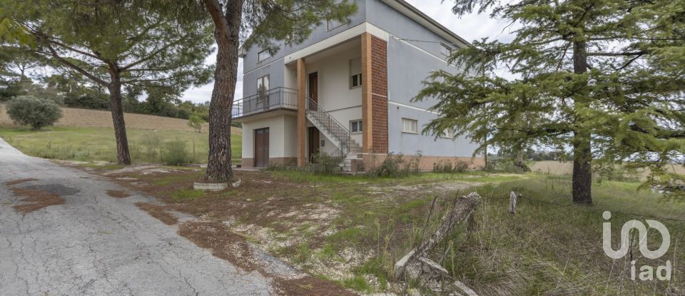 Casa indipendente / Villa 4 locali di 340 m² in Osimo (60027)