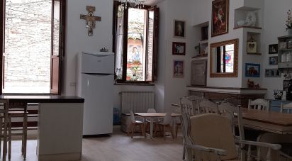 Appartamento 5 locali di 214 m² a Foligno (06034)