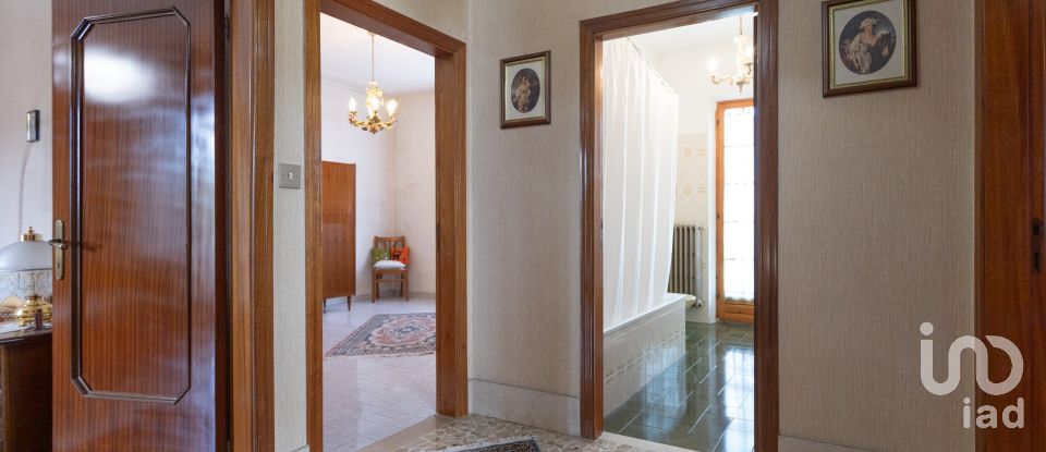 Townhouse 9 rooms of 300 m² in Santa Maria Nuova (60030)