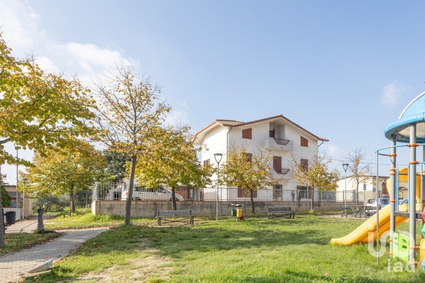 Townhouse 9 rooms of 300 m² in Santa Maria Nuova (60030)