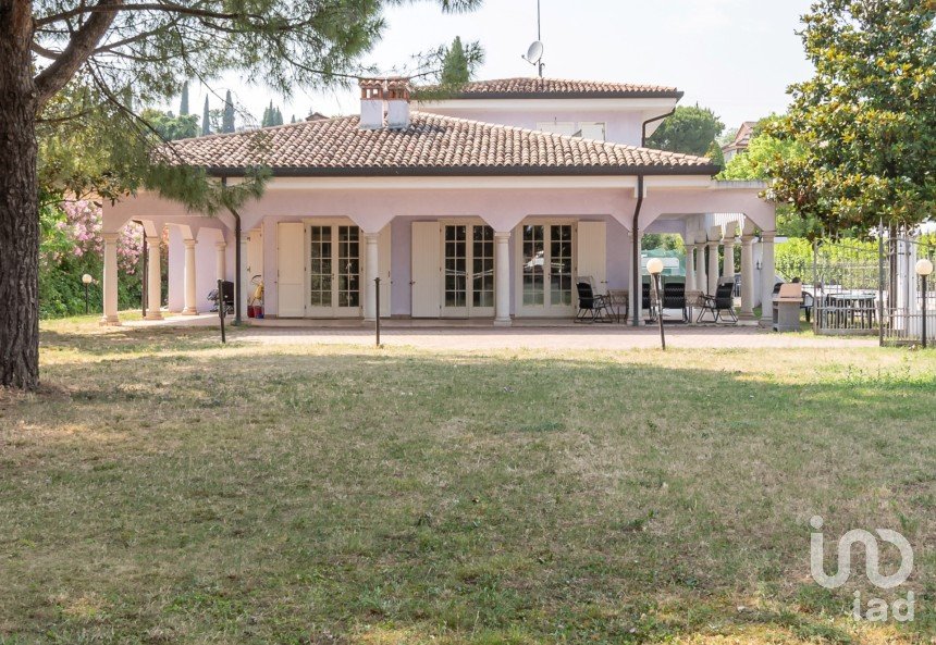 Casale 7 locali di 218 m² in Padenghe sul Garda (25080)