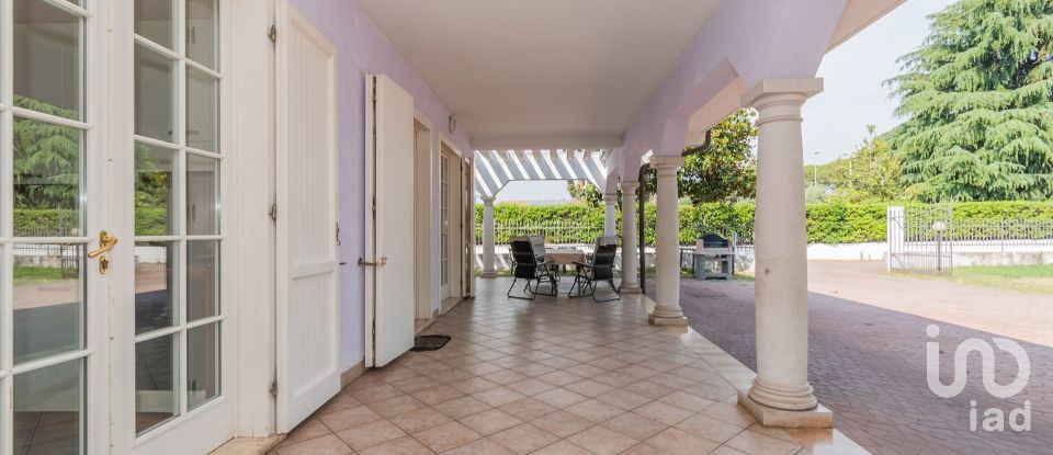 Casale 7 locali di 218 m² in Padenghe sul Garda (25080)