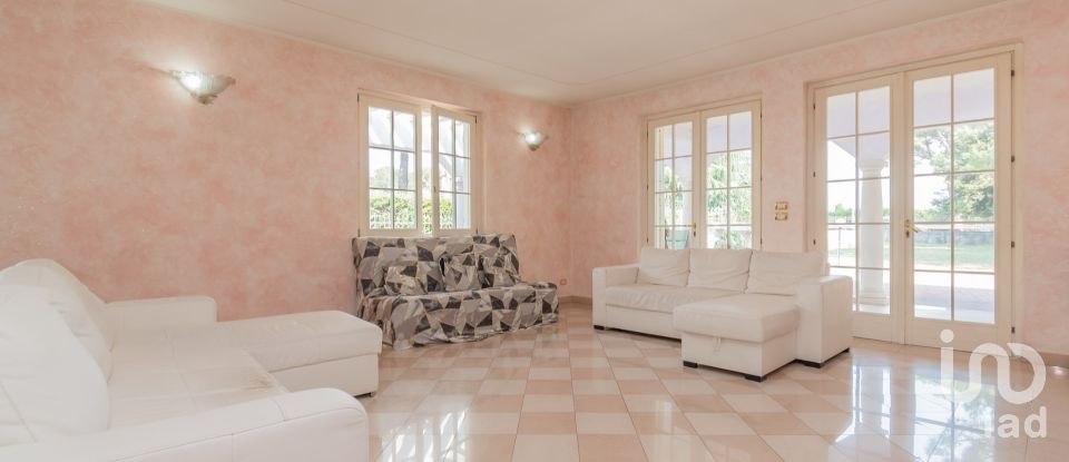 Casale 7 locali di 218 m² in Padenghe sul Garda (25080)