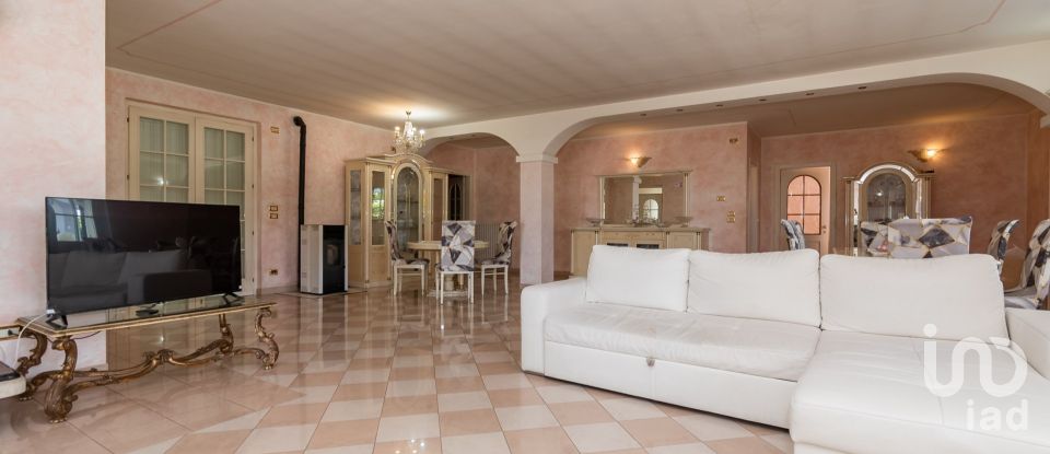 Casale 7 locali di 218 m² in Padenghe sul Garda (25080)