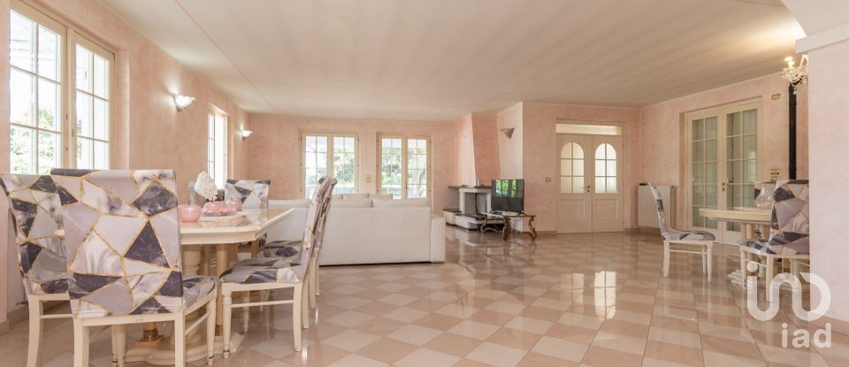 Casale 7 locali di 218 m² in Padenghe sul Garda (25080)