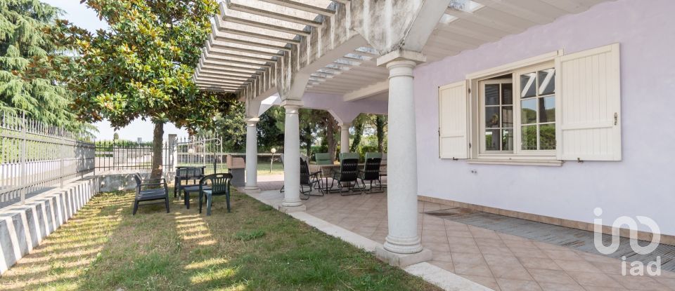 Casale 7 locali di 218 m² in Padenghe sul Garda (25080)