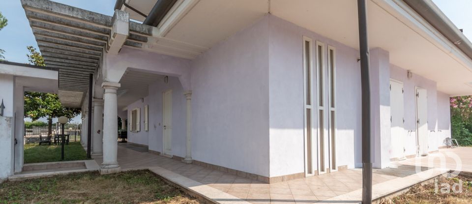 Casale 7 locali di 218 m² in Padenghe sul Garda (25080)