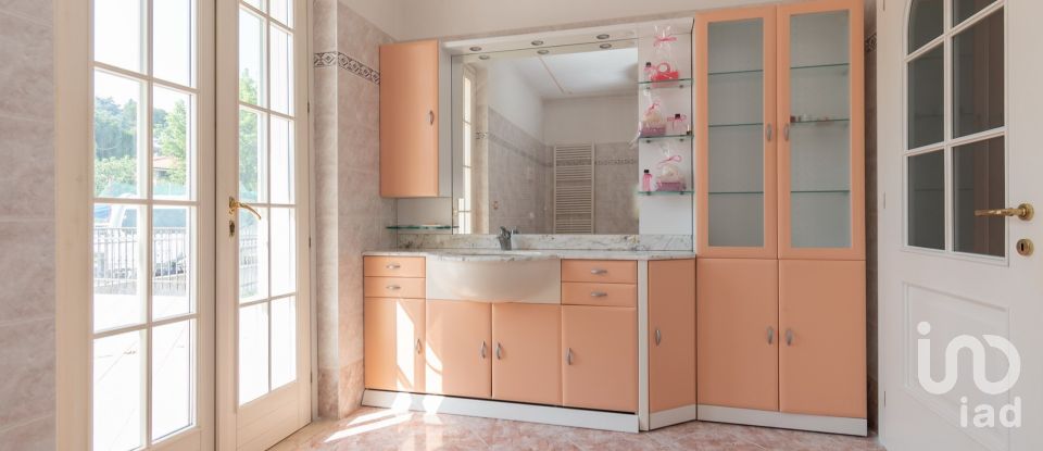 Casale 7 locali di 218 m² in Padenghe sul Garda (25080)