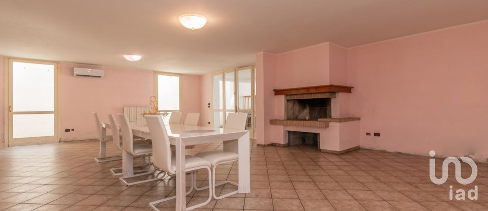 Casale 7 locali di 218 m² in Padenghe sul Garda (25080)