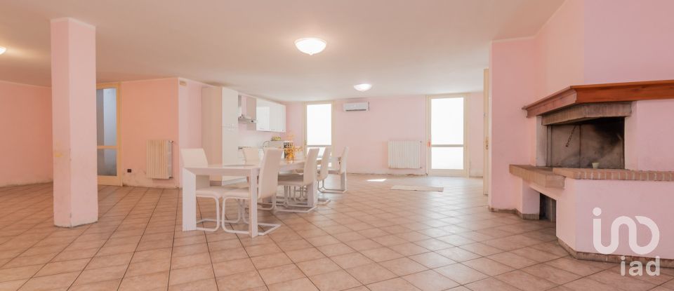 Casale 7 locali di 218 m² in Padenghe sul Garda (25080)