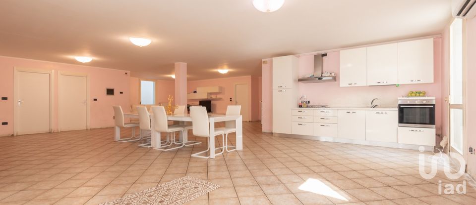 Casale 7 locali di 218 m² in Padenghe sul Garda (25080)