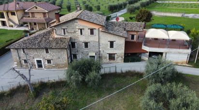 Rustico 16 locali di 660 m² in Ascoli Piceno (63100)