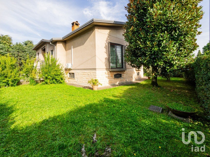 Casale 6 locali di 267 m² in Veduggio con Colzano (20837)