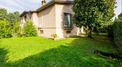 Casale 6 locali di 267 m² in Veduggio con Colzano (20837)