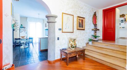 Casale 6 locali di 267 m² in Veduggio con Colzano (20837)