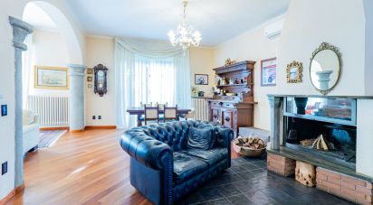 Casale 6 locali di 267 m² in Veduggio con Colzano (20837)