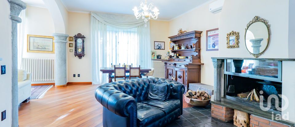 Casale 6 locali di 267 m² in Veduggio con Colzano (20837)