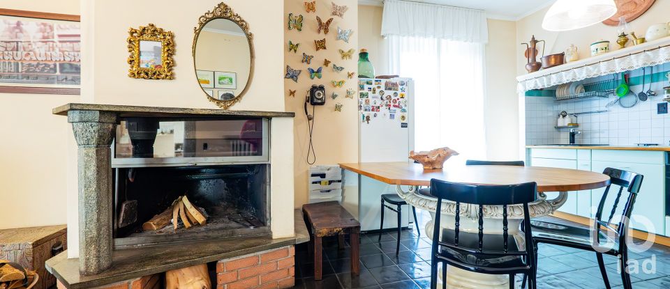 Casale 6 locali di 267 m² in Veduggio con Colzano (20837)