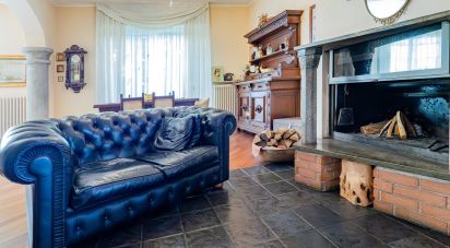 Casale 6 locali di 267 m² in Veduggio con Colzano (20837)