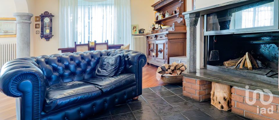 Casale 6 locali di 267 m² in Veduggio con Colzano (20837)