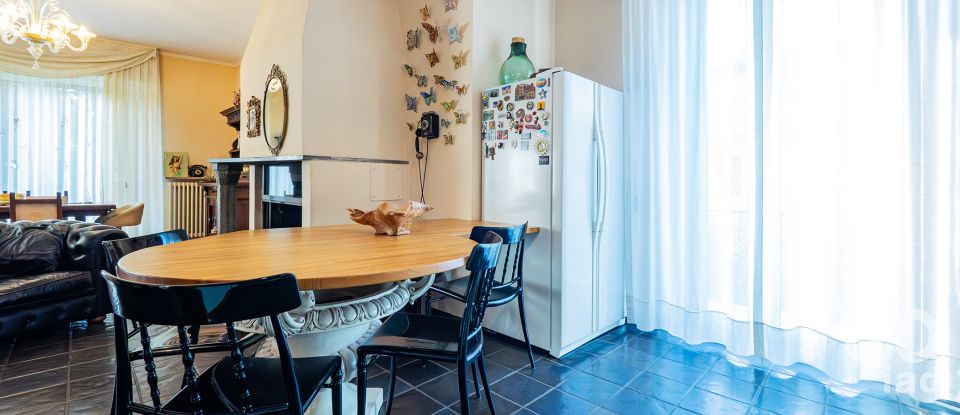 Casale 6 locali di 267 m² in Veduggio con Colzano (20837)