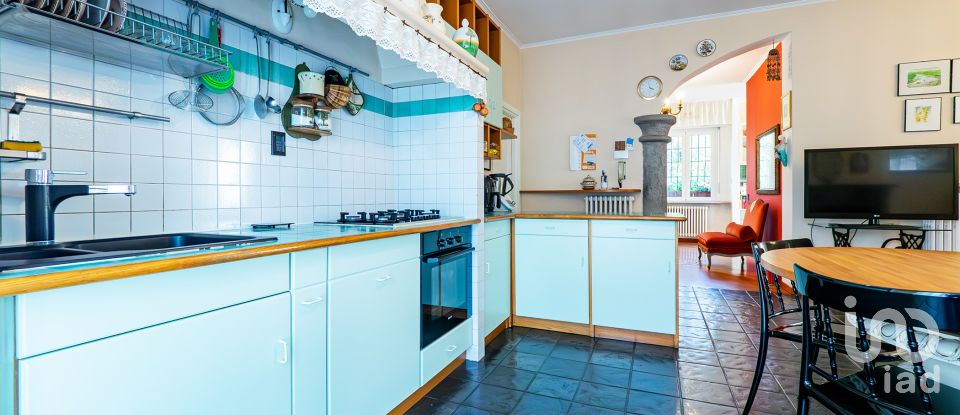 Casale 6 locali di 267 m² in Veduggio con Colzano (20837)