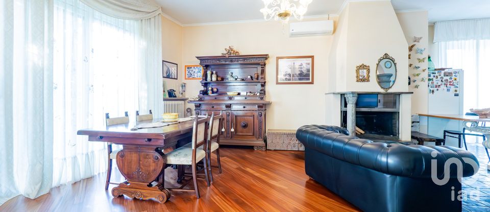 Casale 6 locali di 267 m² in Veduggio con Colzano (20837)