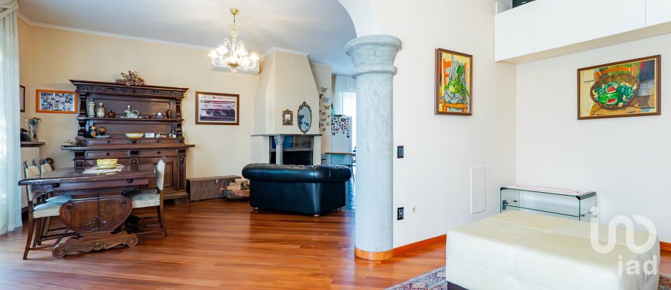 Casale 6 locali di 267 m² in Veduggio con Colzano (20837)