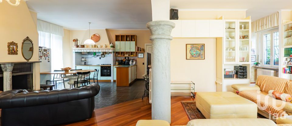 Casale 6 locali di 267 m² in Veduggio con Colzano (20837)