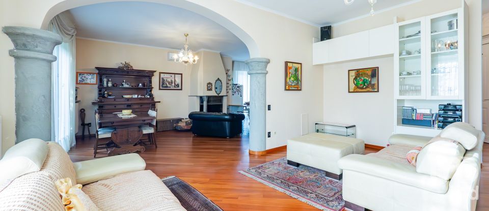 Casale 6 locali di 267 m² in Veduggio con Colzano (20837)