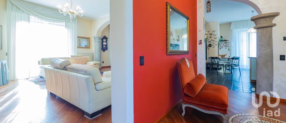 Casale 6 locali di 267 m² in Veduggio con Colzano (20837)