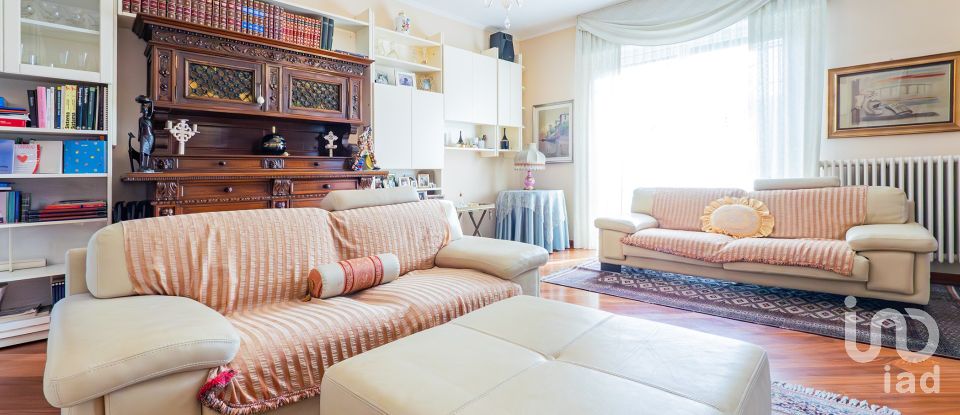 Casale 6 locali di 267 m² in Veduggio con Colzano (20837)