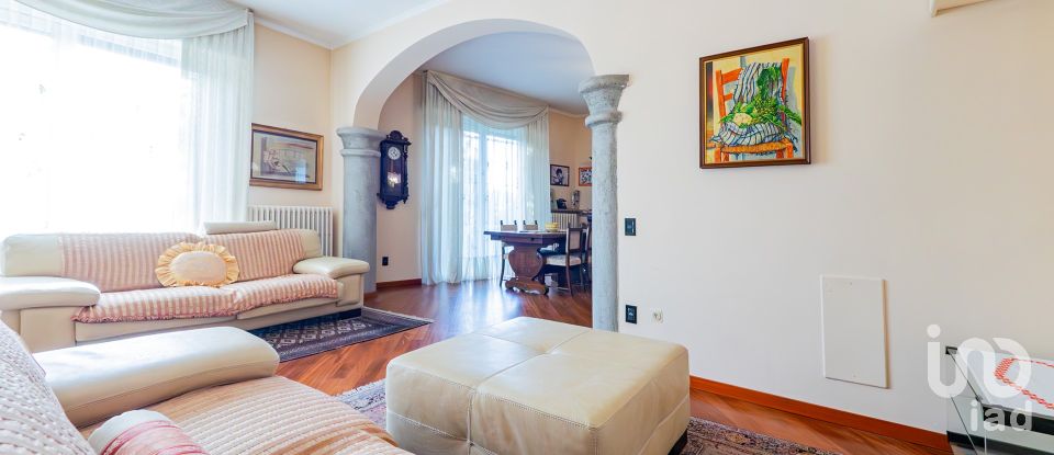 Casale 6 locali di 267 m² in Veduggio con Colzano (20837)