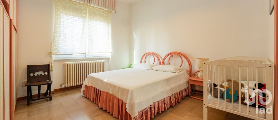 Casale 6 locali di 267 m² in Veduggio con Colzano (20837)