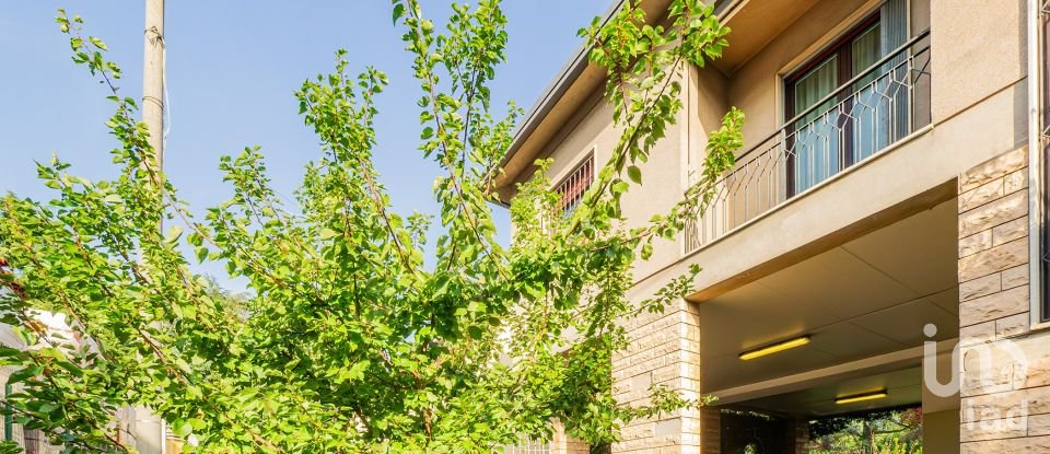 Casale 6 locali di 267 m² in Veduggio con Colzano (20837)