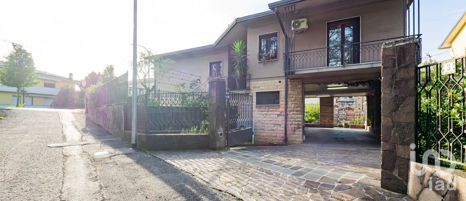 Casale 6 locali di 267 m² in Veduggio con Colzano (20837)