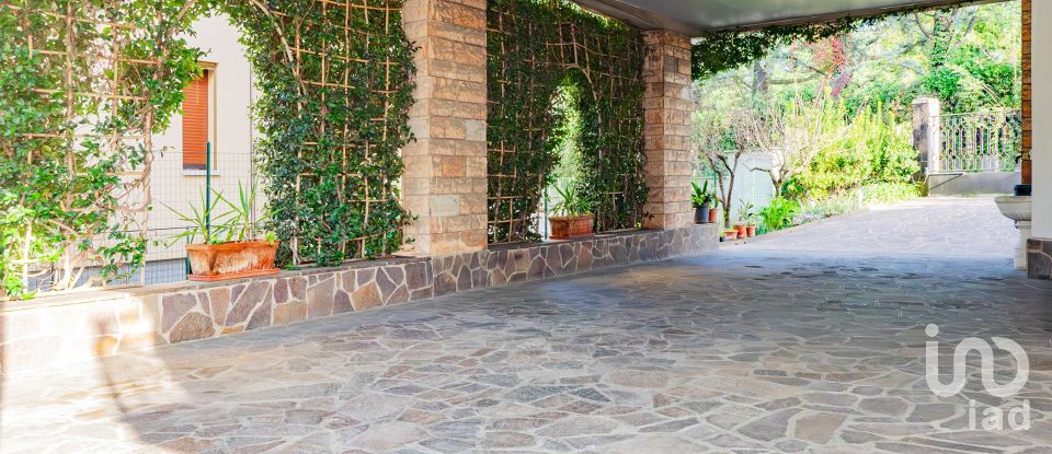 Casale 6 locali di 267 m² in Veduggio con Colzano (20837)