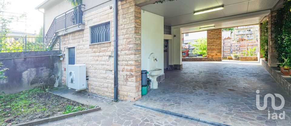 Casale 6 locali di 267 m² in Veduggio con Colzano (20837)