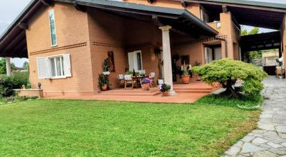 Casale 9 locali di 400 m² in San Genesio ed Uniti (27010)