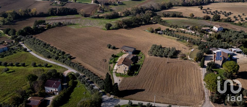 Terreno di 33.450 m² in Montecosaro (62010)