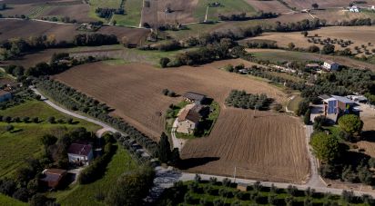 Townhouse 7 rooms of 762 m² in Montecosaro (62010)