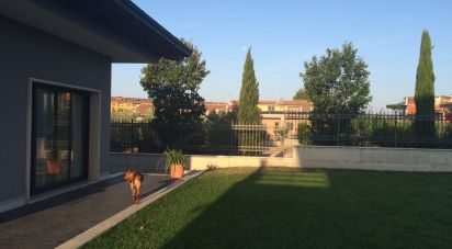 Casale 12 locali di 325 m² in Roma (00155)