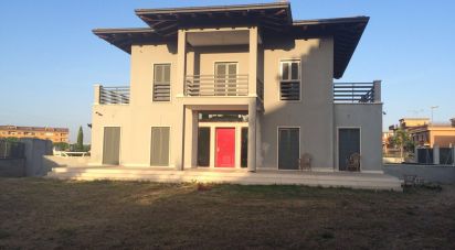 Casale 12 locali di 325 m² in Roma (00155)