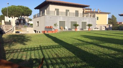 Casale 12 locali di 325 m² in Roma (00155)