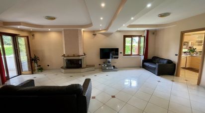 Casale 15 locali di 290 m² in Sulmona (67039)