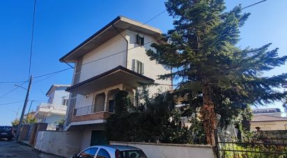 Casale 9 locali di 330 m² in Mosciano Sant'Angelo (64023)