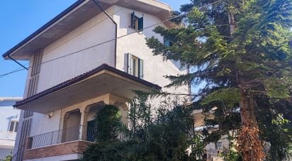 Casale 9 locali di 330 m² in Mosciano Sant'Angelo (64023)
