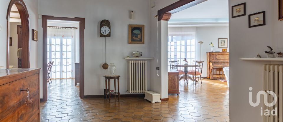 Casale 6 locali di 460 m² in Monte Urano (63813)